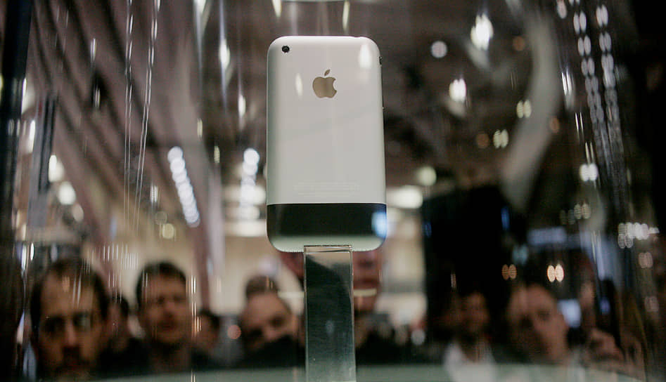 2007 год. В США поступил в продажу iPhone — первый смартфон компании Apple