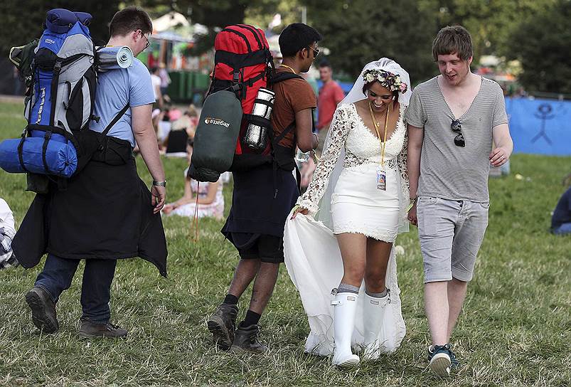 Музыкальный фестиваль Glastonbury проводится с 1970 года в Великобритании. Мероприятие с первых лет своего существования получило репутацию «британского Вудстока» и традиционно считается одним из главных событий музыкального года в стране