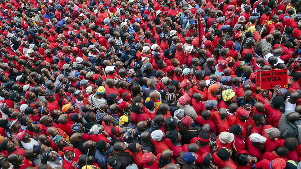 Члены Национального профсоюза металлистов в первый день общенациональной забастовки в Йоханнесбурге