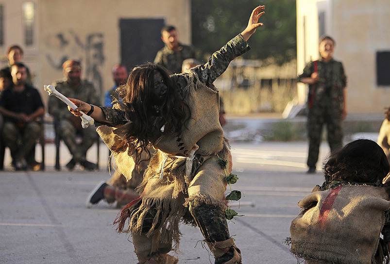 Курдские женщины-боевики играют спектакль, Рас-эль-Айн, Сирия