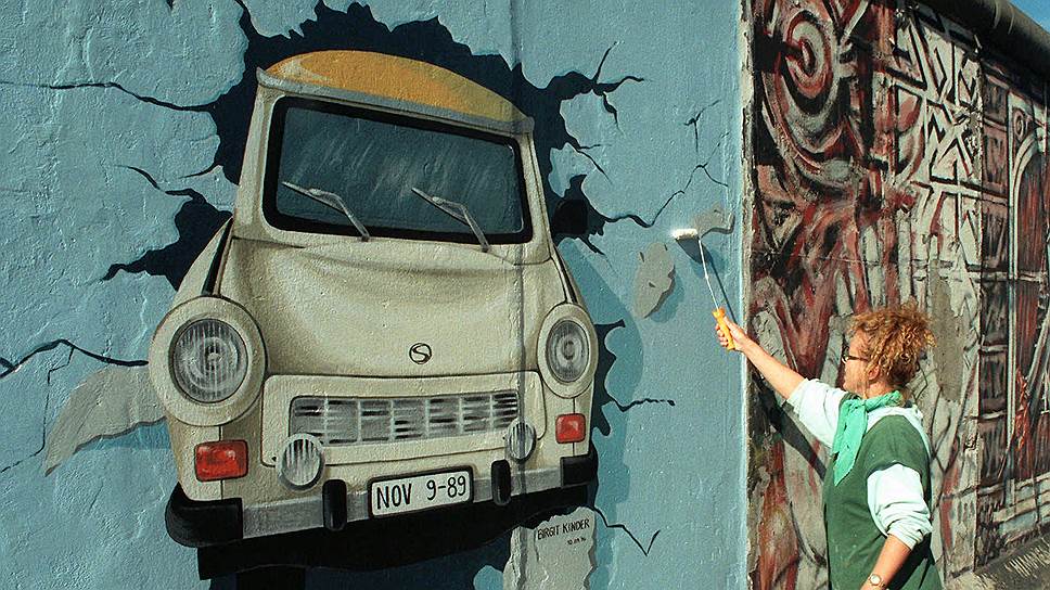 ... и знаменитый автомобиль «Трабант», ставший символом ГДР, который пробивает Берлинскую стену