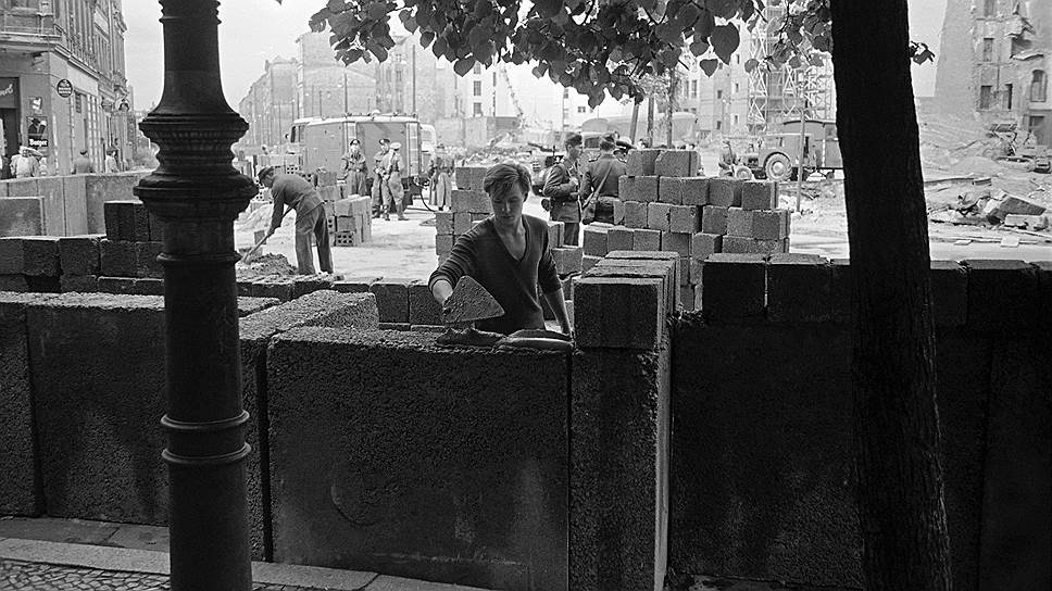 13 августа 1961 года в центре Берлина была возведена стена. Власти Восточной Германии сделали это, чтобы остановить массовое бегство своих граждан в более благополучную Западную Германию