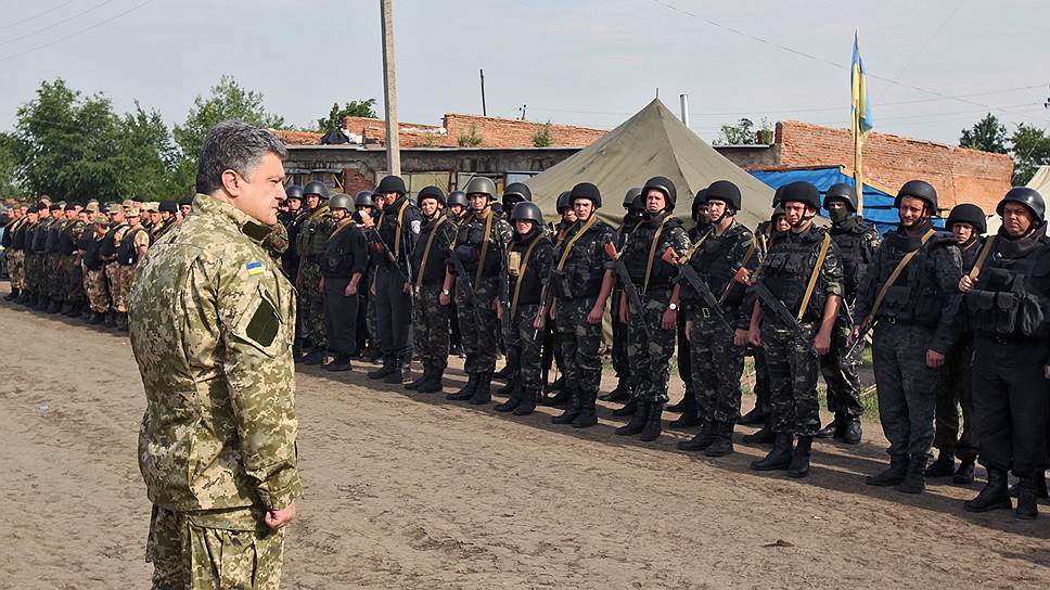 Президент Украины Петр Порошенко (слева) во время поездки в Донецкую область в июне 2014 года