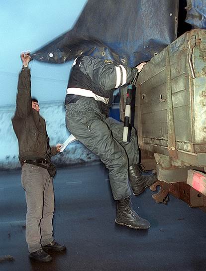 С 1 января 2015 года в Москве начнет действовать новый порядок вывоза и утилизации брошенных во дворах автомобилей. Прежде чем вывезти автохлам, его проверят специальная комиссия и ГИБДД, после чего владельцу дадут месяц на вывоз машины или приведение ее в порядок. Через десять дней авто увезут на стоянку, а еще через три месяца -- передадут в собственность города, после чего утилизируют