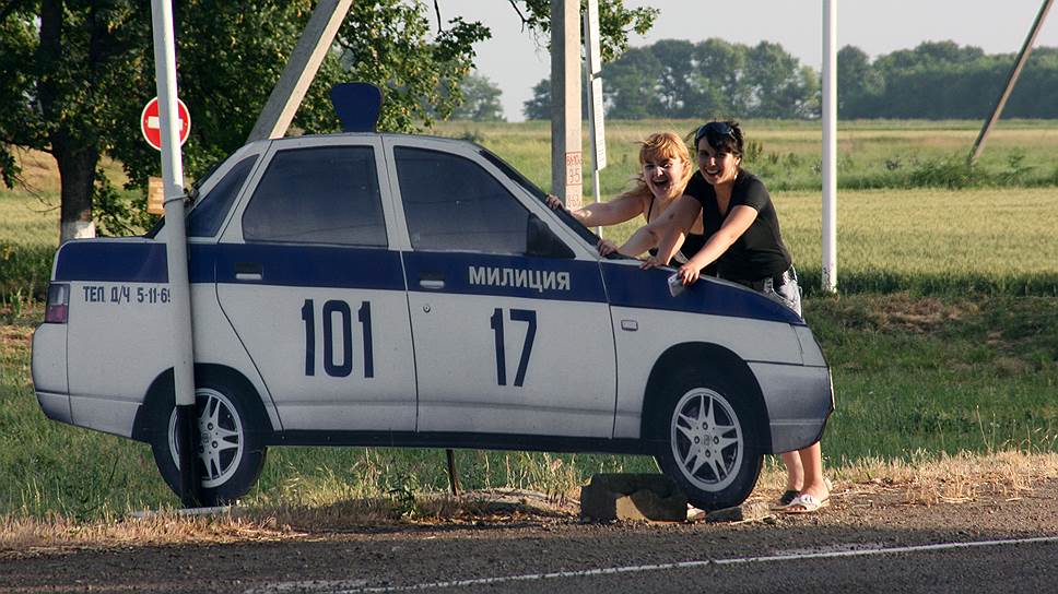 Некоторые водители пытаются объехать пробки, устанавливая на своем автомобиле мигалку. В Государственную думу внесен законопроект, предлагающий заменить административную ответственность за незаконное использование мигалки на уголовную. Сейчас за это придется заплатить штраф в размере 2,5 тыс. рублей, а также мигалка конфискуется. Возможно, штраф увеличится до 200 тыс. рублей, а водителю придется отказаться от управления автомобилем на два-три года