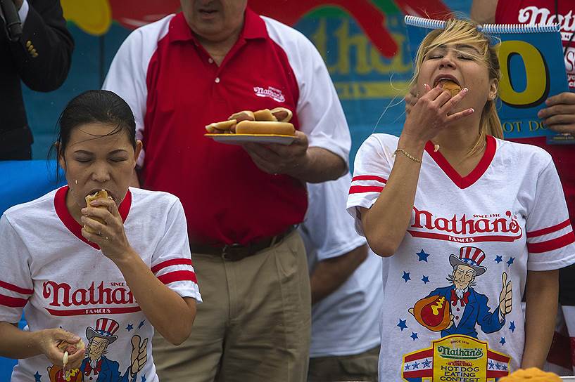 В Нью-Йорке прошли международными соревнованиями по поеданию хот-догов, на которые съехались несколько десятков тысяч человек