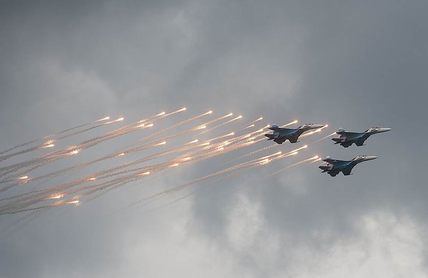 Самолеты Су-27 и группы парного пилотажа на истребителях МиГ-29 продемонстрировали высший пилотаж