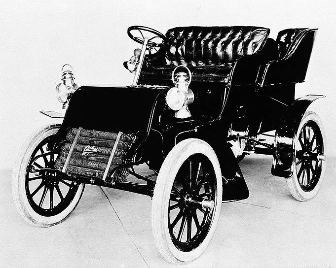 Основатель Cadillac Генри Лиланд назвал компанию в честь французского исследователя Антуана Ломе де Ла Мот де Кадияка, основавшего в XVIII веке Детройт. Runabout (переводится как «повозка» или «конный экипаж») стоимостью $750 — первая модель, созданная в 1902 году. Автомобиль был оборудован одноцилиндровым двигателем объемом 1,6 л и мощностью 9 л.с. и разгонялся до 48–56 км/ч. Расход топлива при этом составлял 7,8–9,4 л/100 км, что является неплохим результатом даже по современным меркам
&lt;br>На правах рекламы