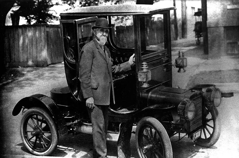 Первый автомобиль с закрытым кузовом Генри Лиланд (на фото) разработал в 1905 году. Cadillac представила его как «идеальный автомобиль для врачей, поездок за покупками и в оперу». К 1910 году закрытый кузов стал стандартным вариантом
&lt;br>На правах рекламы