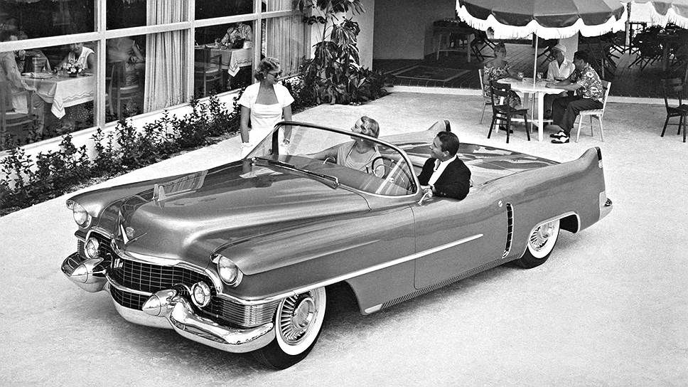 После успешных выступлений в 24-часовых гонках LeMans в 1950 году GM создали двухместный концепт-кар, в котором впервые применялись компоненты из стекловолокна. В 1953-м модель произвела сенсацию на автомобильной выставке Motorama, в дальнейшем поспособствовав повышению продаж модели Eldorado, обладавшей сходным дизайном &lt;br>На правах рекламы