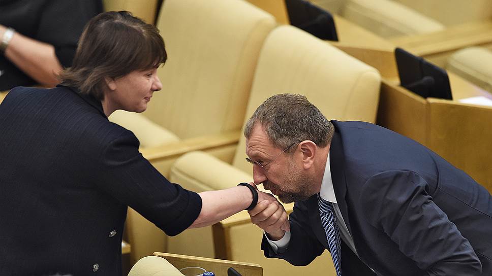 Председатель комитета Государственной думы России по финансовому рынку Наталья Бурыкина и ее первый заместитель Владислав Резник