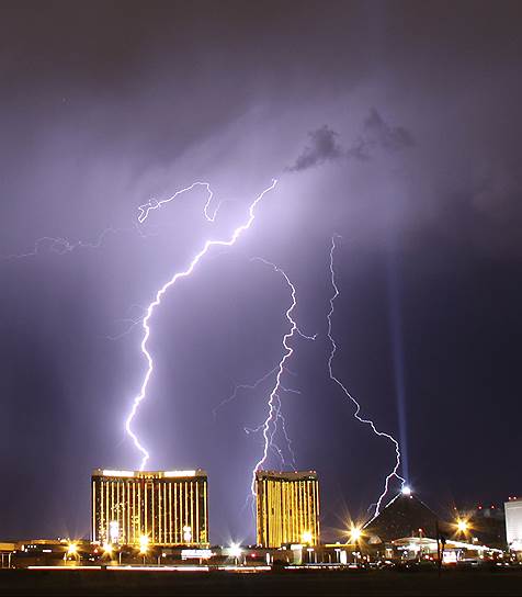 Молния ударяет в здания отеля и казино в Лас-Вегасе