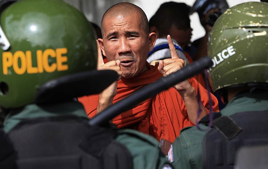 Буддийский монах во время демонстрации перед вьетнамским посольством в Пномпене. Демонстранты требовали от пресс-секретаря посольства извиниться за слова о том, что Кампучия всегда принадлежала Вьетнаму