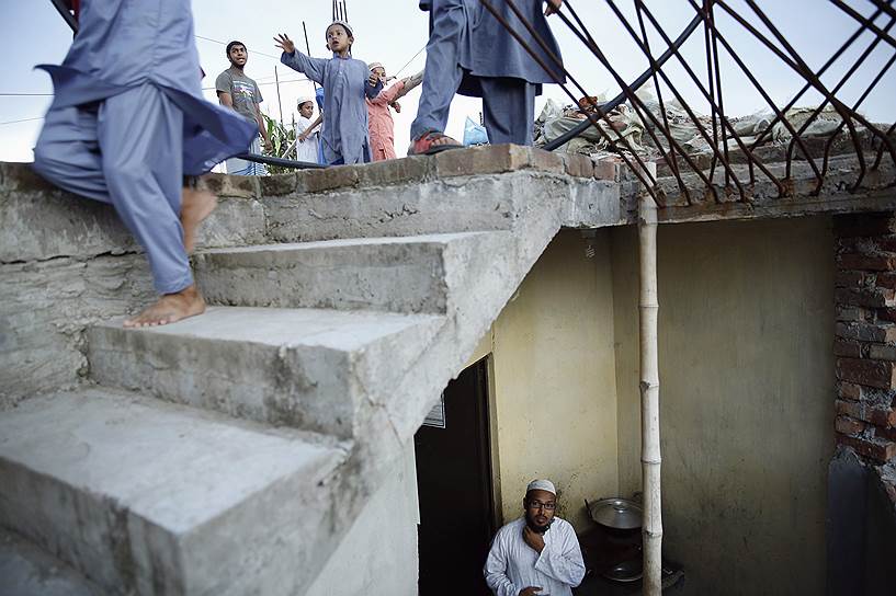 Дети играют на крыше медресе в Дакке, Бангладеш