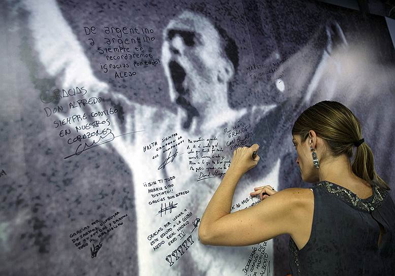Поклонники бывшего футболиста  «Реала» Альфредо Ди Стефано, скончавшегося 7 июля в возрасте 88 лет, оставляют памятные надписи на плакате с его изображением в Мадриде