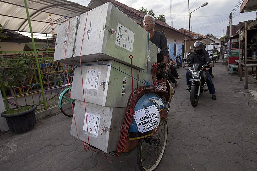Урны для избирательных участков на предстоящих президентских выборов в Джокьякарте, Индонезия