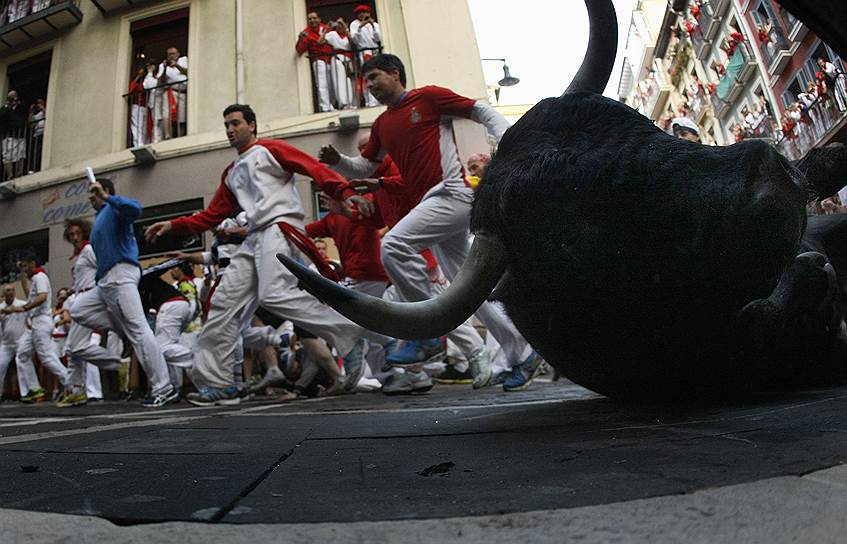 Забег быков на фестивале Сан-Фермин в Памплоне, Испания