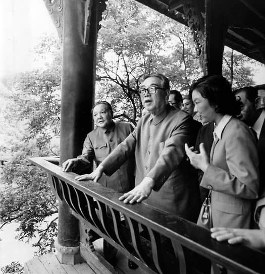 В 1972 году пост председателя кабинета министров, который все это время занимал Ким Ир Сен, был упразднен, а вместо него создан новый — президента. Спустя четыре года после смерти вождя, в 1998-м, он был провозглашен «Вечным президентом КНДР» 