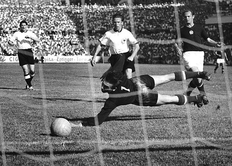 Турнир 1954 года в Швейцарии изобиловал множеством разгромных матчей. На групповом этапе ФРГ обыграла Турцию со счетом 7:2, а Турция, в свою очередь, Южную Корею со счетом 7:0. Команда ФРГ, правда, потерпела поражение от сборной Венгрии — 3:8, а сборная Южной Кореи от тех же венгров получила рекордные 0:9. Кроме того, австрийцы обыграли чехословаков, а бразильцы — мексиканцев со счетом 5:0. Уругвайцы же не оставили камня на камне от команды шотландцев, закончив встречу со счетом 7:0. В полуфинале ФРГ обыграла Австрию со счетом 6:1. Команда ФРГ выиграла тот турнир, Венгрия заняла второе место