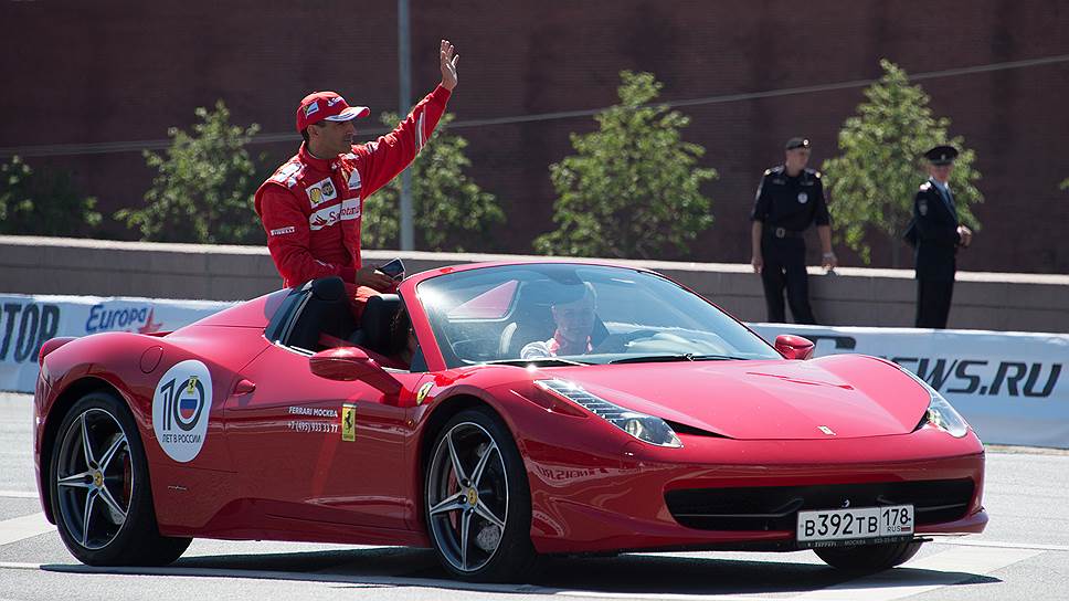 В параде суперкаров Ferrari приняли участие около полусотни автомобилей