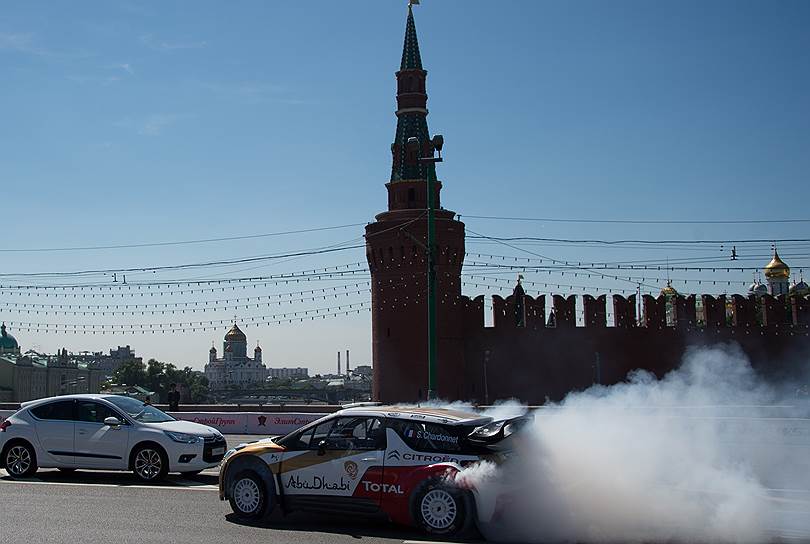 В этом году «Формула-1» приехала в Москву уже в седьмой раз. Впервые ее болиды прокатились по Москве в 2008 году 
