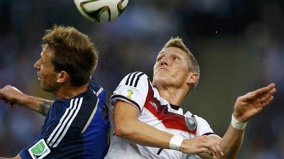 Аргентинский полузащитник Лукас Билья и полузащитник сборной Германии Бастиан Швайнштайгер