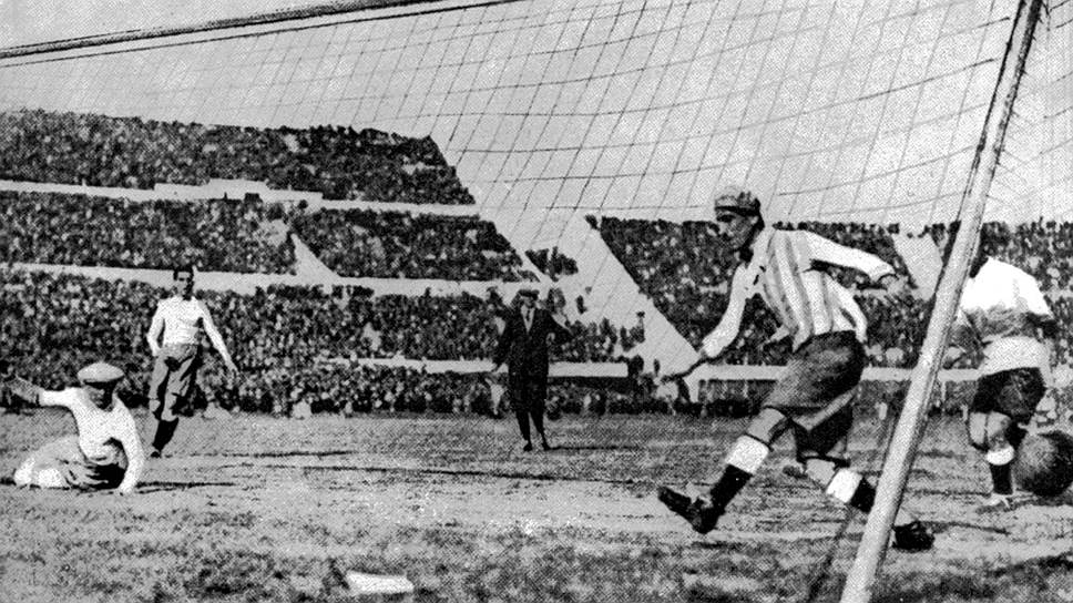 1930 год. В Уругвае стартовал первый чемпионат мира по футболу