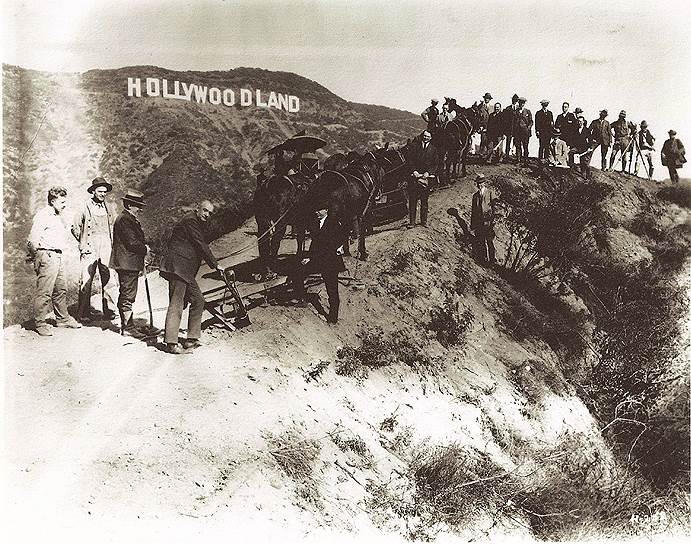 1923 год. На Голливудских холмах открыт знаменитый знак Голливуда, изначально создававшийся в качестве рекламы