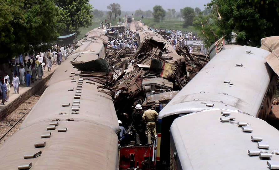 2005 год. В результате столкновения трех поездов недалеко от пакистанского города Гхотки погибли более 300 человек. Количество раненых превысило 1 тыс.