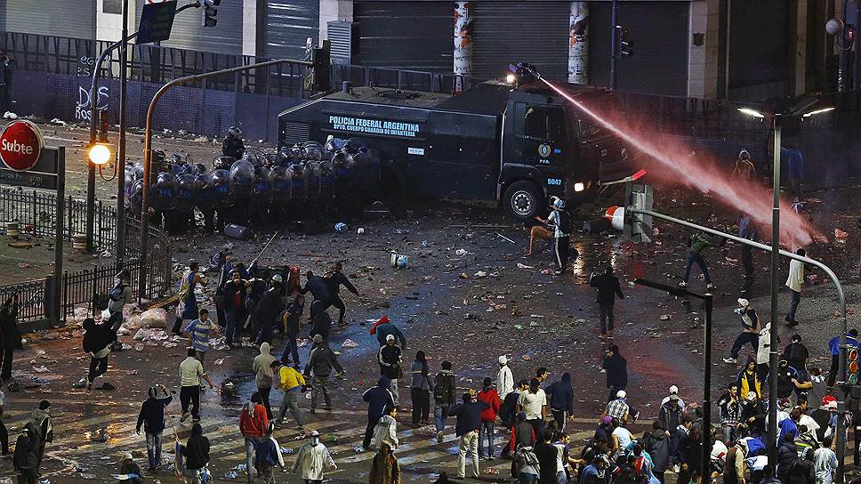 Фанаты сборной Аргентины по футболу устроили столкновения с полицией в Буэнос-Айресе после проигрыша команды на ЧМ-2014