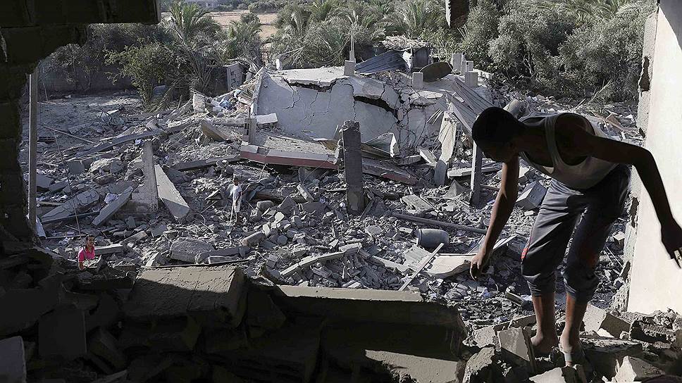 Палестинец в доме, который, по словам полиции, был разрушен в результате воздушной атаки со стороны Израиля, Сектор Газа