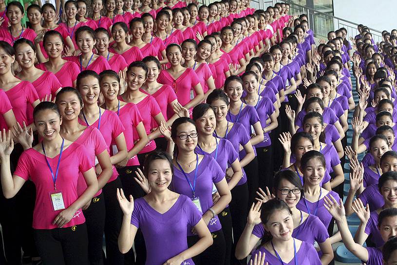 Будущие волонтеры Юношеских Олимпийских игр, которые пройдут в Нанкине, Китай, в августе 2014 года, проходят тренировку