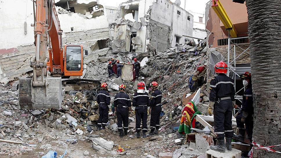 Пожарные ищут под завалами людей после того, как три здания рухнули в центре Касабланки, Марокко