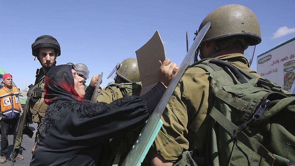 Израильские военные во время столкновения с палестинцами, протестующими против бомбардировок в Секторе Газа