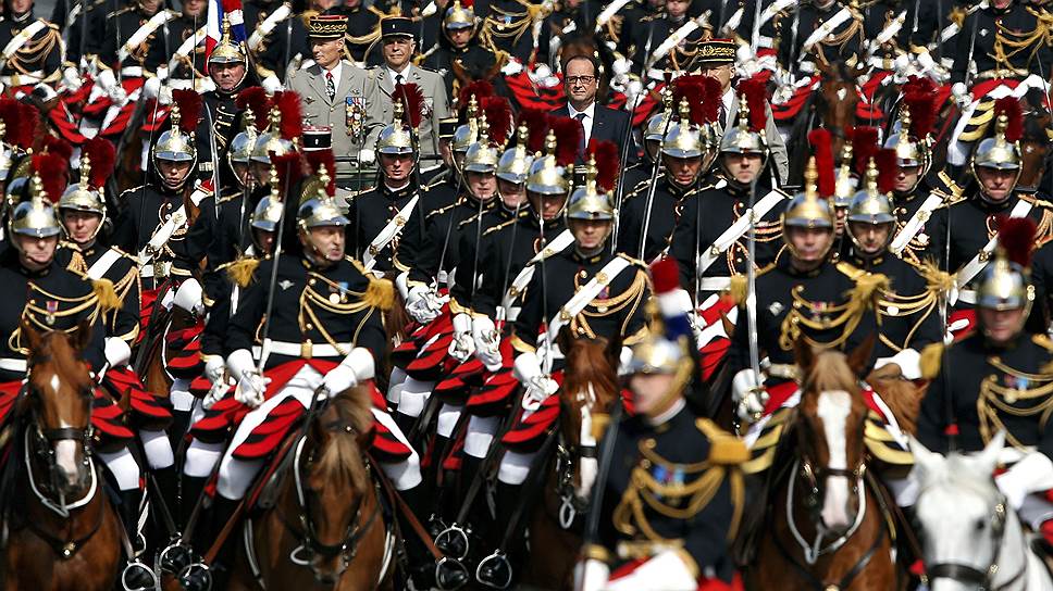 Президент Франции Франсуа Олланд во время парада, посвященного Дню взятия Бастилии в Париже