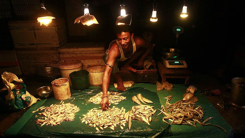 Продавец сортирует рыбу на рынке в Агартале, столице северо-восточного индийского штата Трипура 