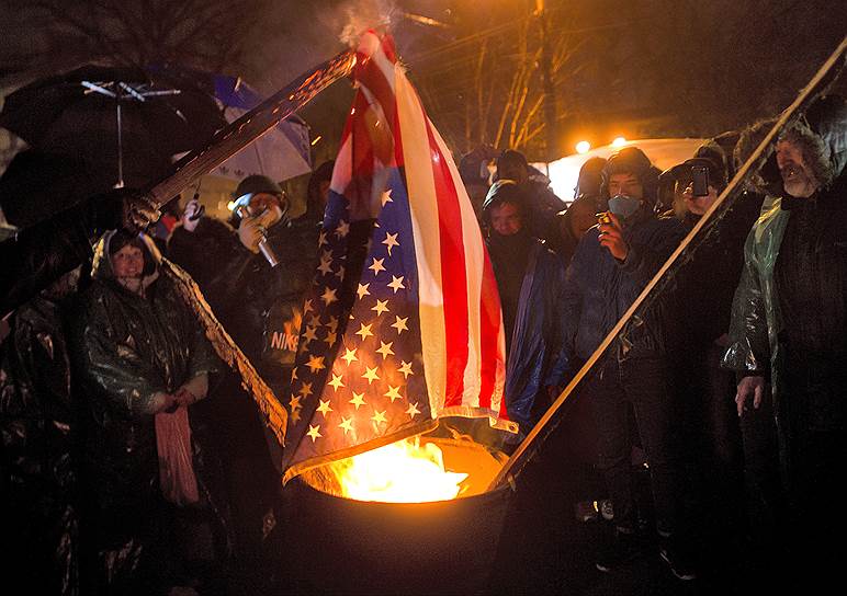 April, 10&lt;br>Barricades near the building of the Security Service of Ukraine in Lugansk occupied by federalisation supporters