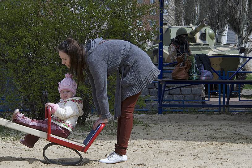 April, 16&lt;br>Members of the Donbass People&#39;s Militia in a street of Slovyansk