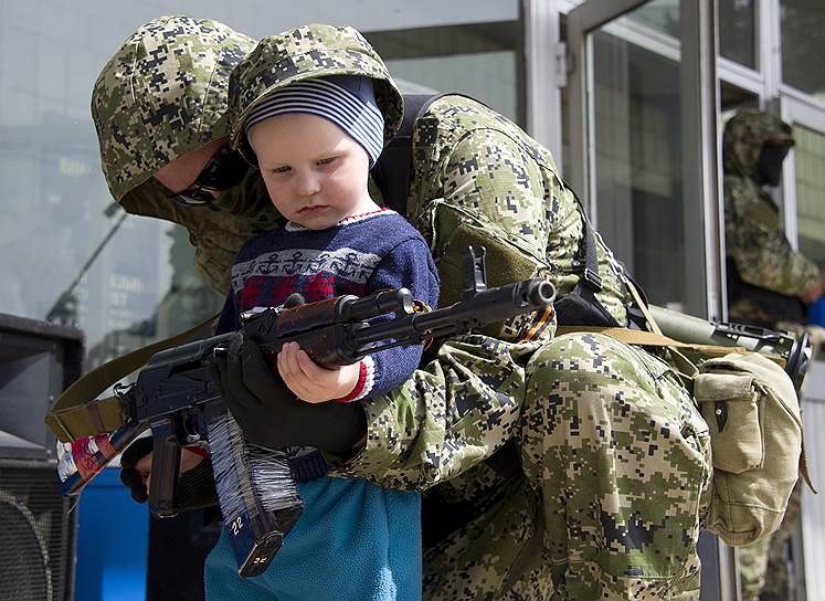 April, 28&lt;br>Militants near the captured building of the city council of Konstantinovka in Donetsk region