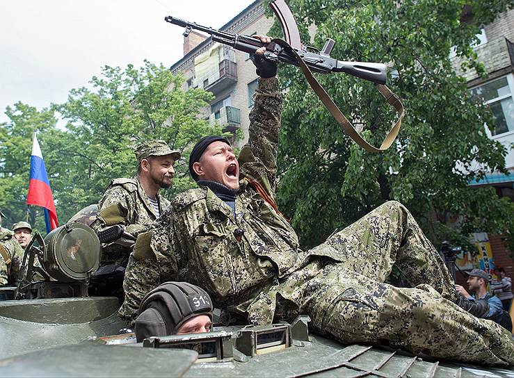 May, 9&lt;br>At the entrance to the Slovyansk City Council