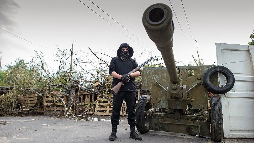 May, 9&lt;br>At the entrance to the Slovyansk City Council