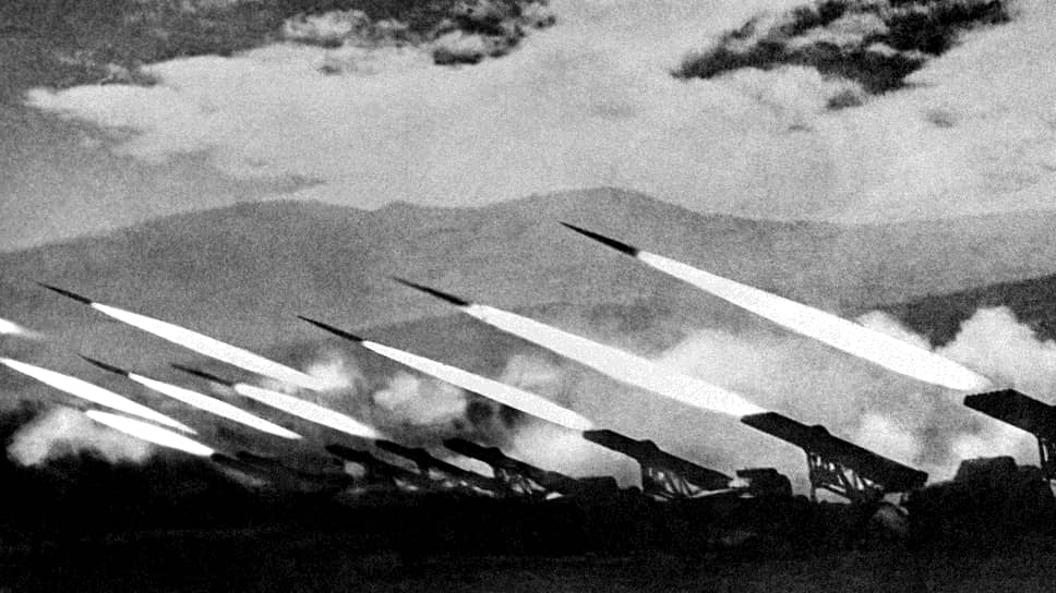 Скорость «Катюши» по хорошей дороге составляла 50–60 км/ч. Для перевода ее из походного в боевое положение требовалось всего от одной до двух минут