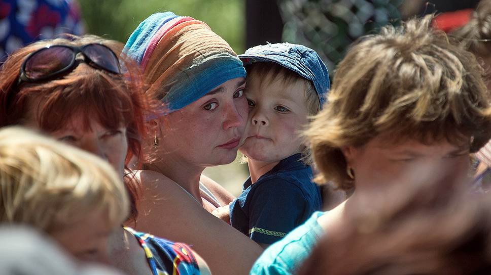 May, 22&lt;br>A people&#39;s gathering of the villagers of Semenivka after an overnight mortar attack