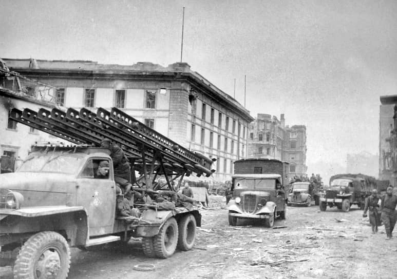 После первых успешных военных операций перестройка промышленности, связанная с выпуском ракетного оружия, была осуществлена в короткие сроки. К его производству привлекли большое число предприятий (уже в июле—августе 1941 года — 214 заводов), что обеспечило поступление в войска этой боевой техники &lt;br> На фото: «Катюша» на улицах немецкого города