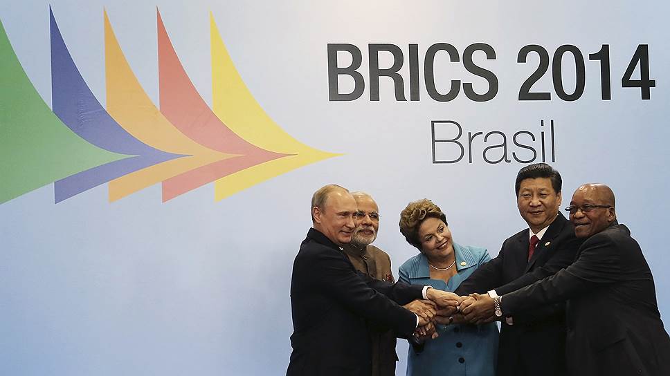 Слева направо: президент России Владимир Путин, премьер-министр Индии Нарендра Моди, президент Бразилии Дилма Роуссефф, президент КНР Си Цзиньпин и президент ЮАР Джейкоб Зума