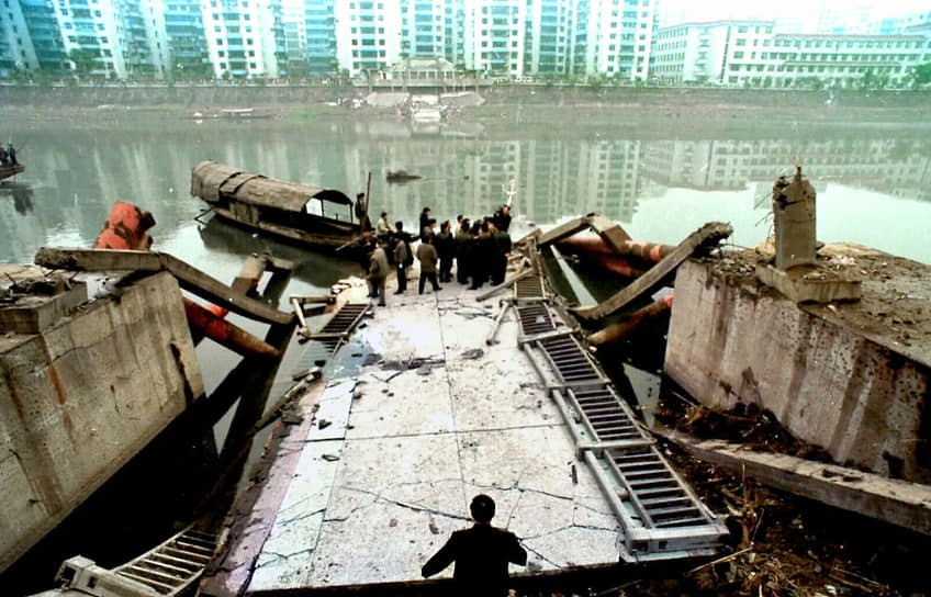 4 января 1999 года в китайском городе Чунцин разрушился 180-метровый стальной мост «Радуга». Погибли 53 человека. Причиной происшествия назвали некачественное проектирование. На скамье подсудимых оказались 13 человек: инженеры, поставщики материалов и госслужащие. Главным обвиняемым стал бывший заместитель секретаря местного комитета Компартии. За взяточничество и халатность он был приговорен к смертной казни