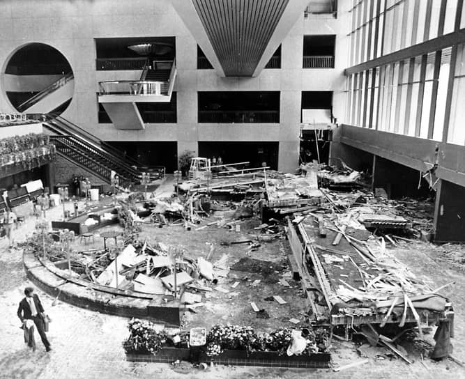 17 июля 1981 года подвесные переходные мостики под крышей отеля Hyatt в Канзас-Сити (США) обрушились на головы посетителей, собравшихся на вечеринку в атриуме. Количество жертв обрушения достигло 114 человек. В ходе расследования было выяснено, что причиной трагедии стала инженерная ошибка — мостики были закреплены недостаточно хорошо