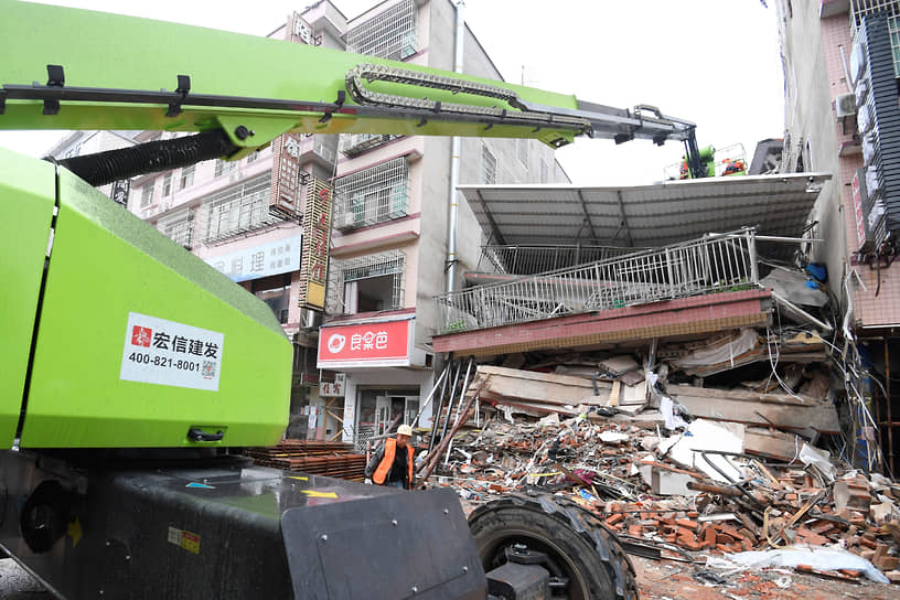 29 апреля 2022 года в округе Чанша в провинции Хунань (Китай) рухнуло восьмиэтажное здание. Погибли 53 человека. Дом являлся самостроем