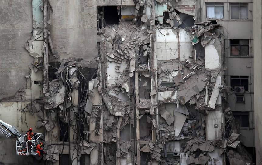 25 января 2012 года в Рио-де-Жанейро (Бразилия) обрушились три офисных центра высотой 20, 10 и 4 этажа. Погибли 17 человек. Выяснилось, что из-за несогласованного ремонта были повреждены несущие конструкции самого высокого здания, которое обрушилось на два других