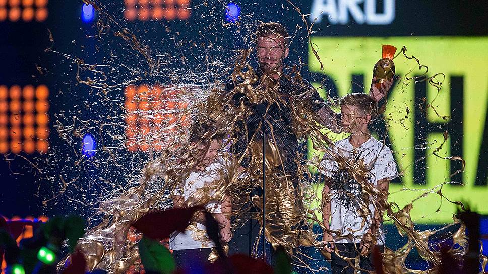 Футболист Дэвид Бекхем с сыновьями принимает награду в номинации «Легенда» на церемонии вручения Nickelodeon Kids&#39; Choice Sports awards в Лос-Анджелесе
